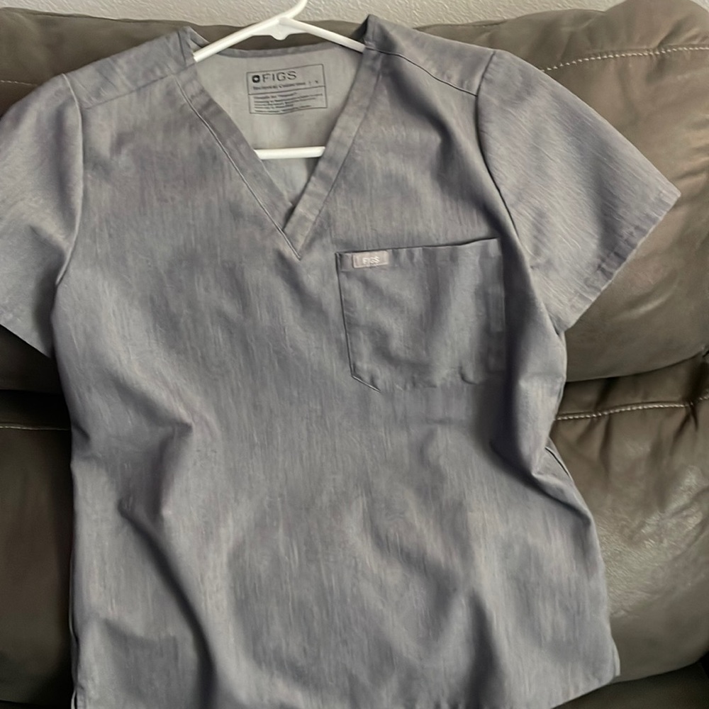 Figs scrubs set, shirt small, jogger pants size small petite. Smoke free home